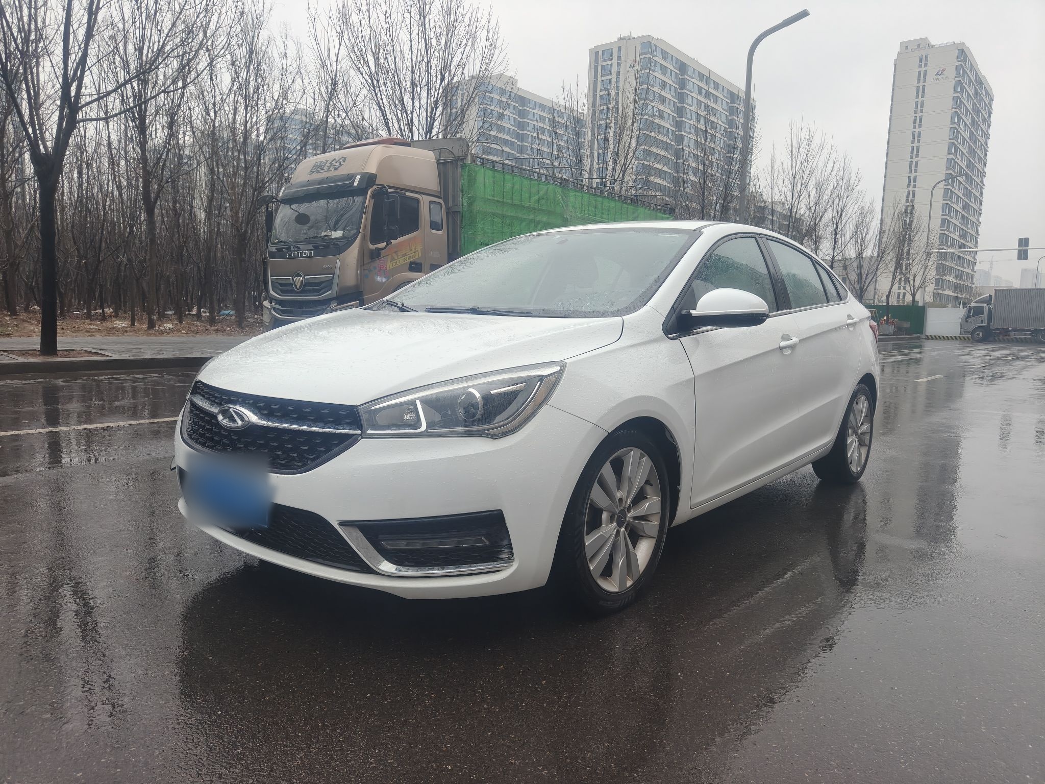 Под передней частью автомобиля