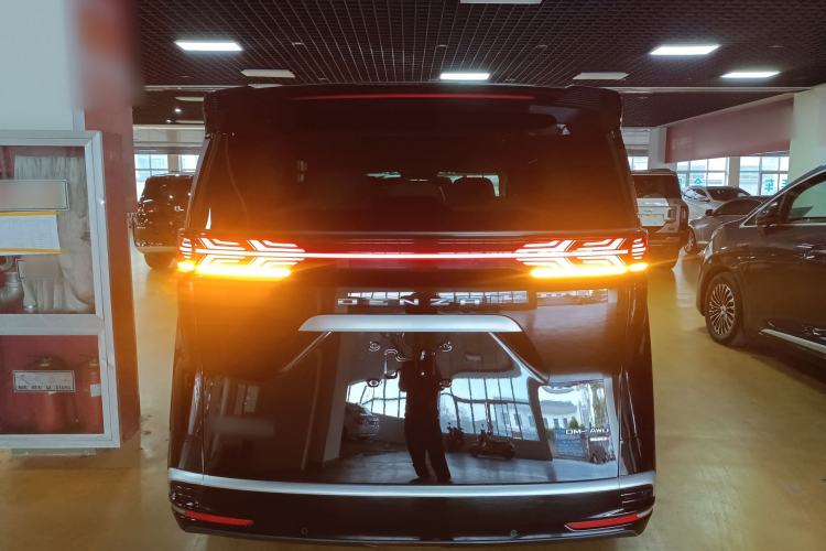 Used Denza D9 2025 DM-i Intelligent Drive 1020 Four-Wheel Drive Flagship Model
