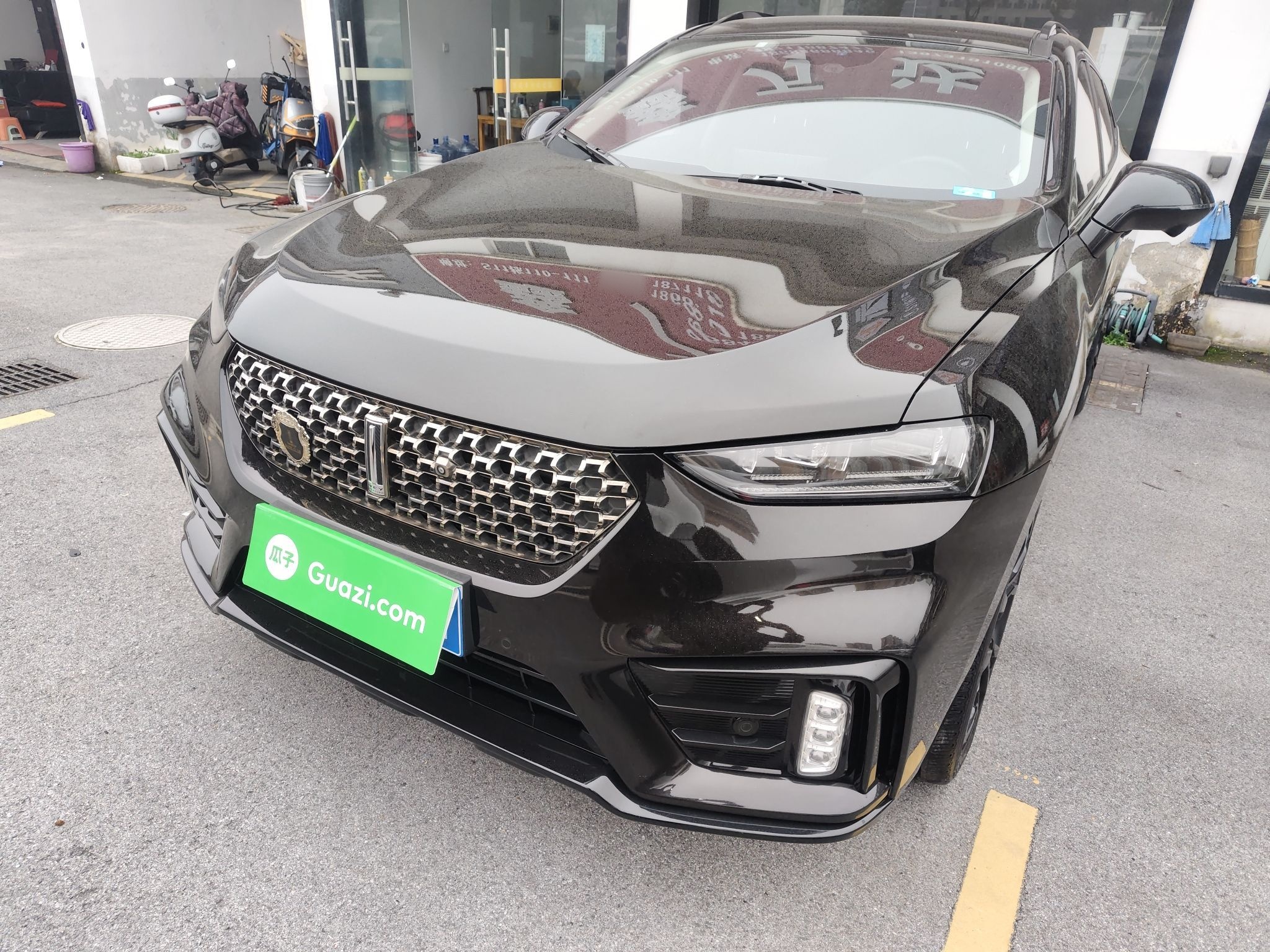 Под передней частью автомобиля