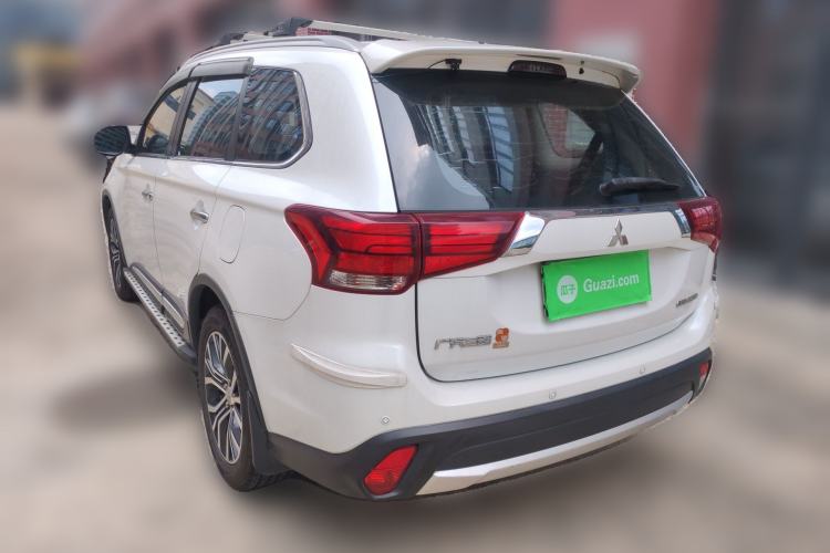 Used Mitsubishi Outlander 2016 2.4L 4x4 Luxury Edition 7-Seater Rear Left 45 Deg