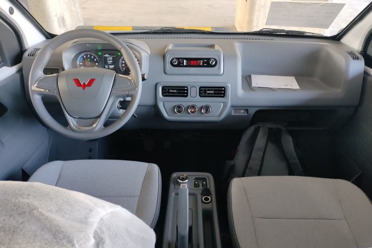 Used Wuling Yangguang 2024 300KM Comfort Version Passenger Van 75kW