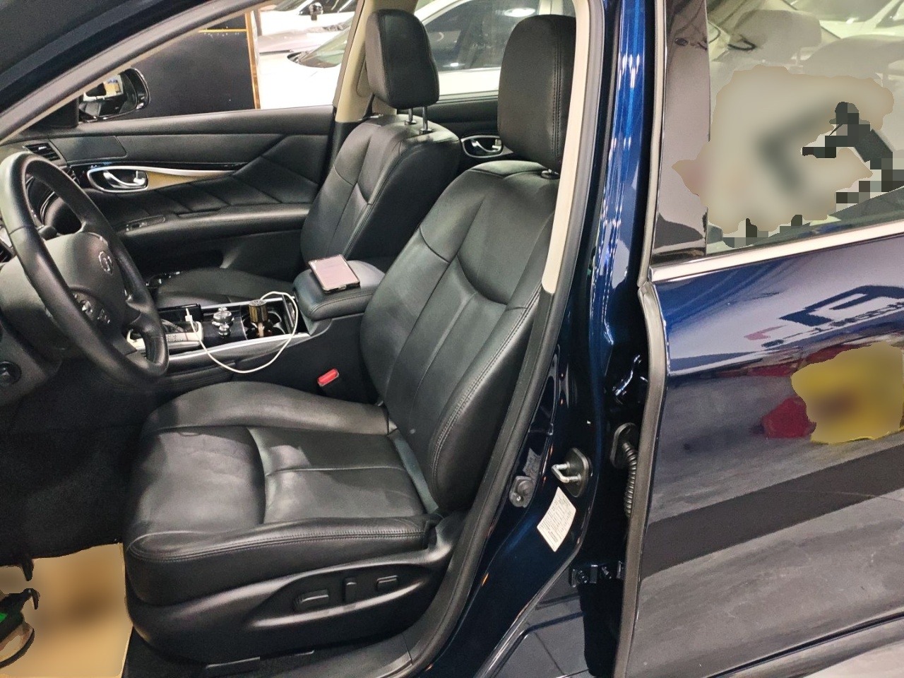 المقاعد الأمامية داخل السيارة