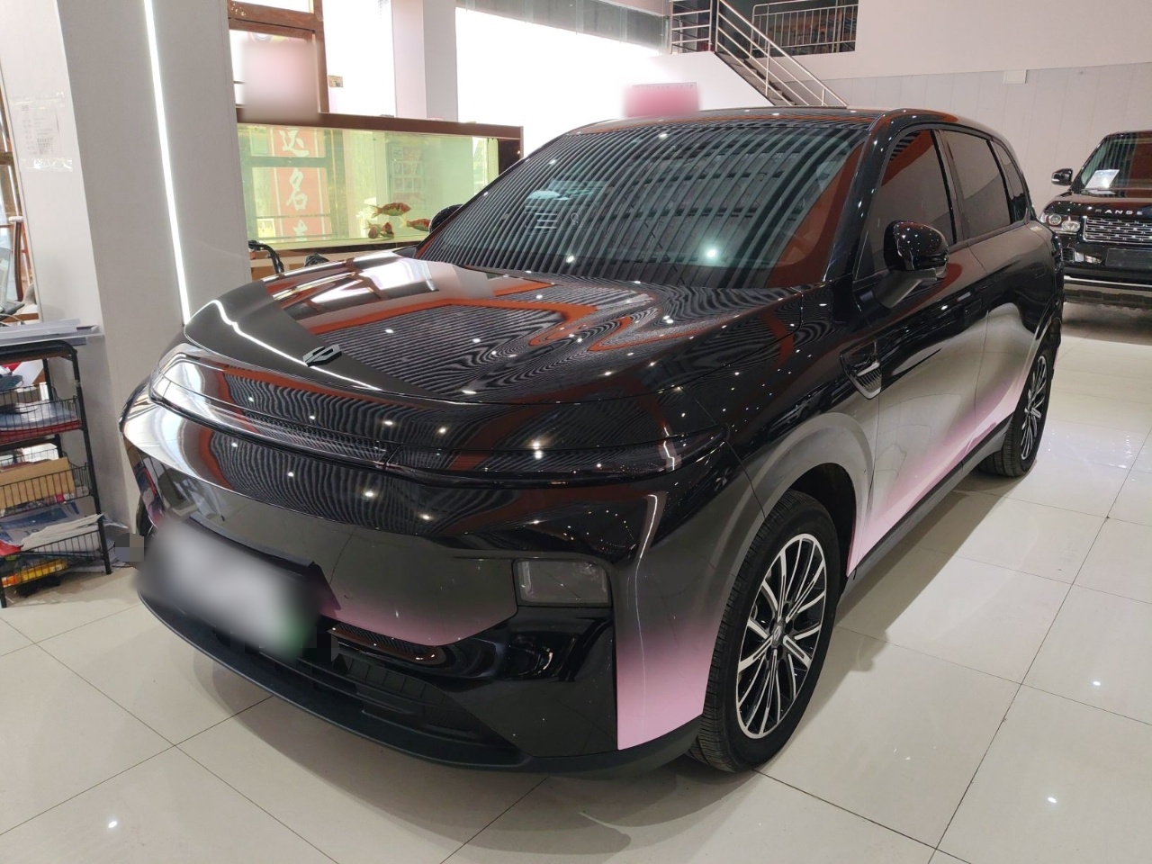 تحت مقدمة السيارة