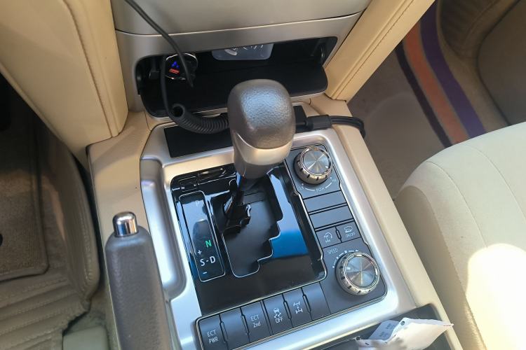 Used Toyota Land Cruiser 2015 4.0L V6 Middle East Low-Trim Version
