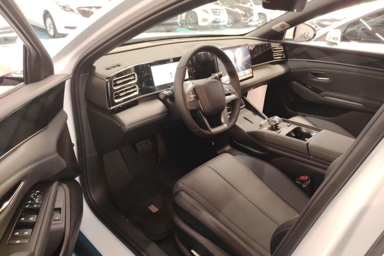 Used BYD Qin L 2025 DM-i Smart Drive 120KM Superior Model Left Front Seat