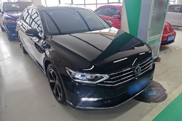 Used Volkswagen Magotan 2025 Revised Version 2 Zhongxiang Edition 330TSI DSG Luxury Trim Front Right 45 Deg