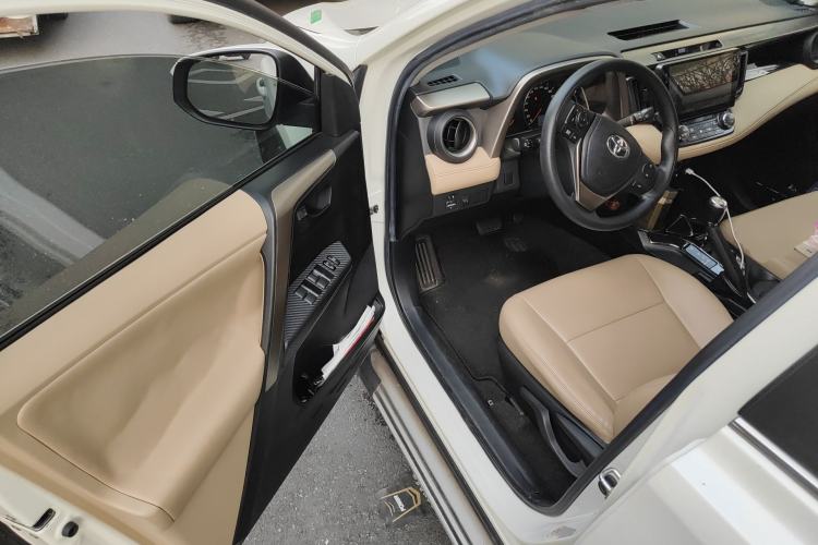 Used Toyota RAV4 2015 2.0L CVT Two-Wheel Drive Fashion Edition Driver Seat