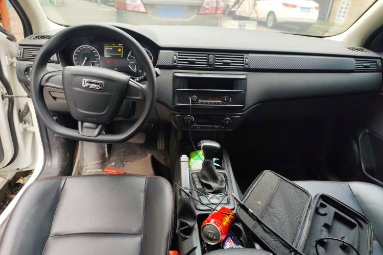 Used Qoros 3 2018 Sedan 1.6L Automatic Leading Model Center Console