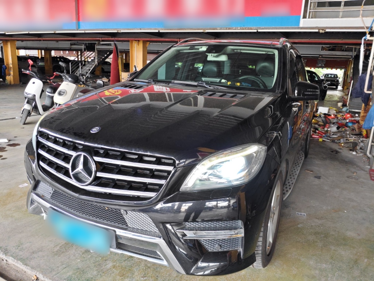 Под передней частью автомобиля