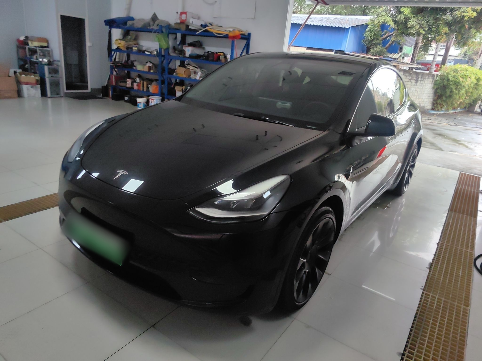 تحت مقدمة السيارة