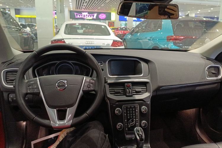 Used Volvo V40 2017 T3 Zhiyi Edition
