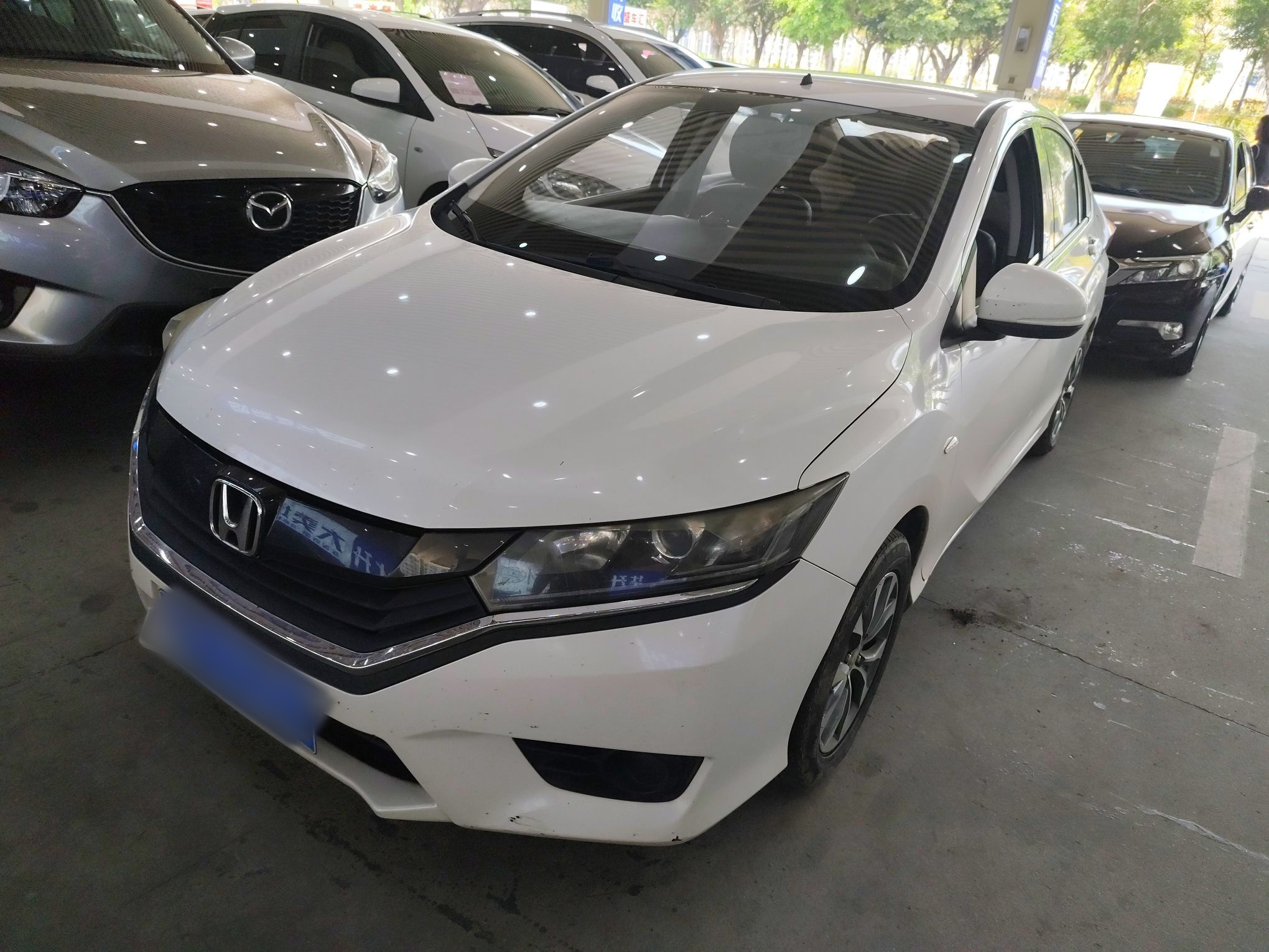 Под передней частью автомобиля