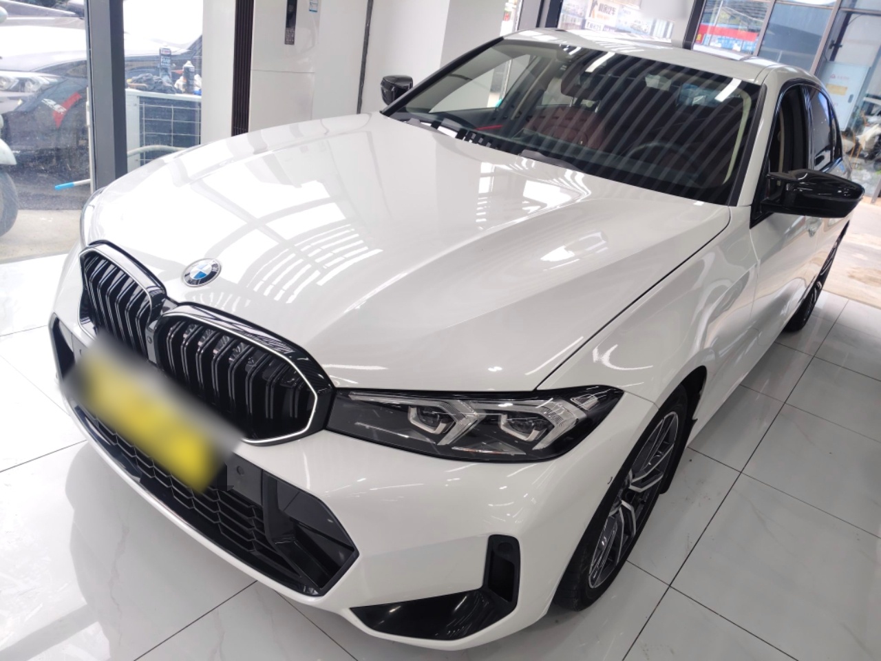 تحت مقدمة السيارة