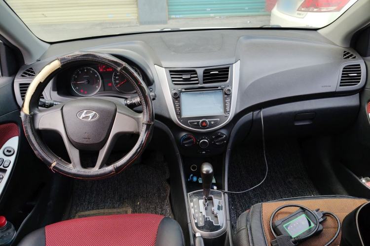 Used Hyundai Verna Ray 2014 1.4L Automatic GLX Center Console