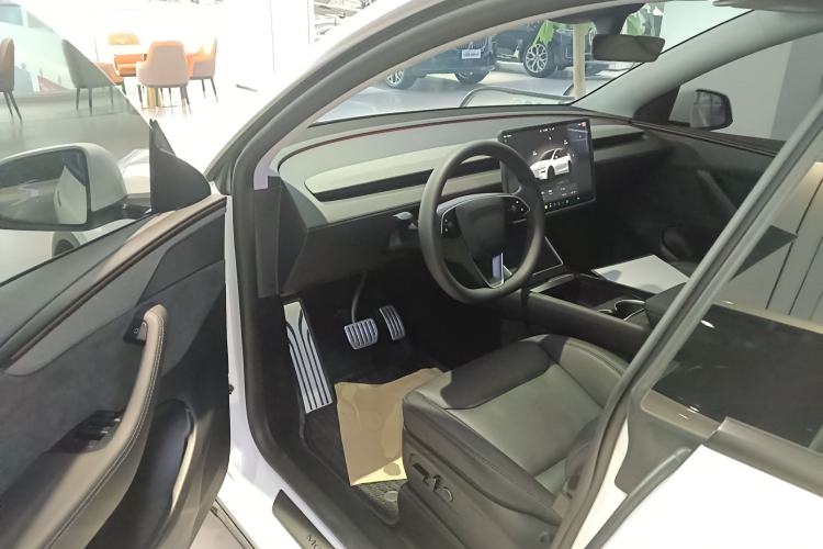 Used Tesla Model Y 2025 Long-Range All-Wheel-Drive Version