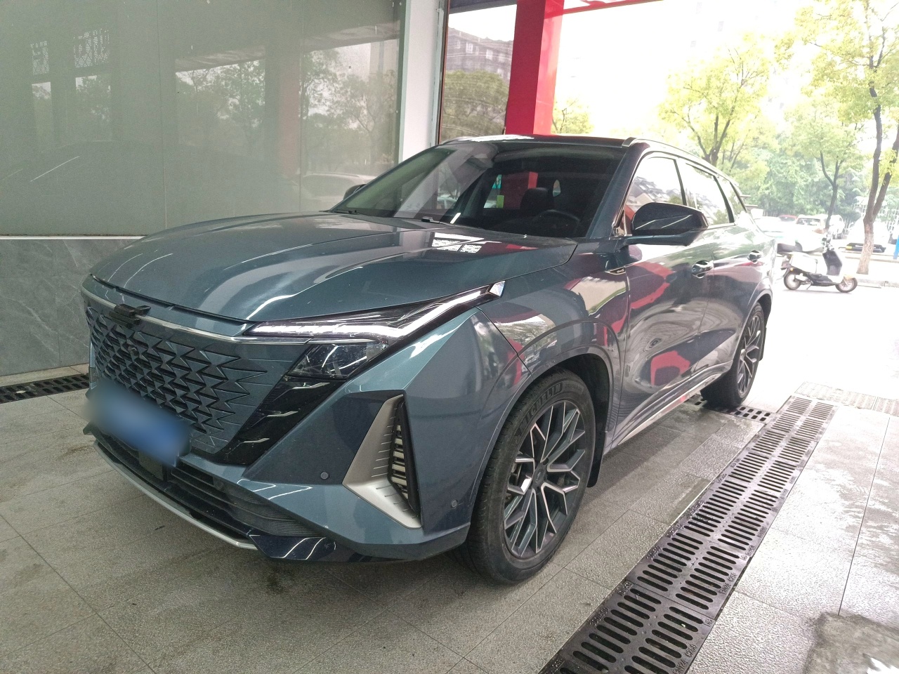 Под передней частью автомобиля