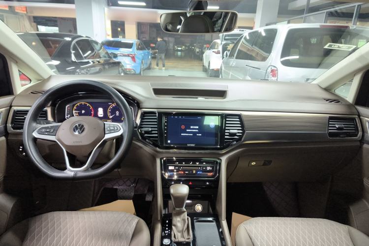 Used Volkswagen Viloran 2020 330TSI Business Edition Center Console