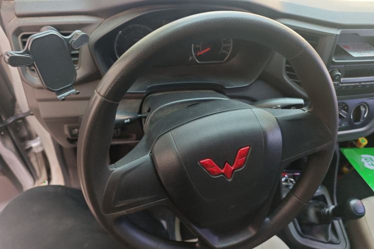 Used Wuling Hongguang V 2022 1.5L Jingqu Edition Enclosed-Window Vehicle with Hydraulic Power Steering LAR Steering Wheel