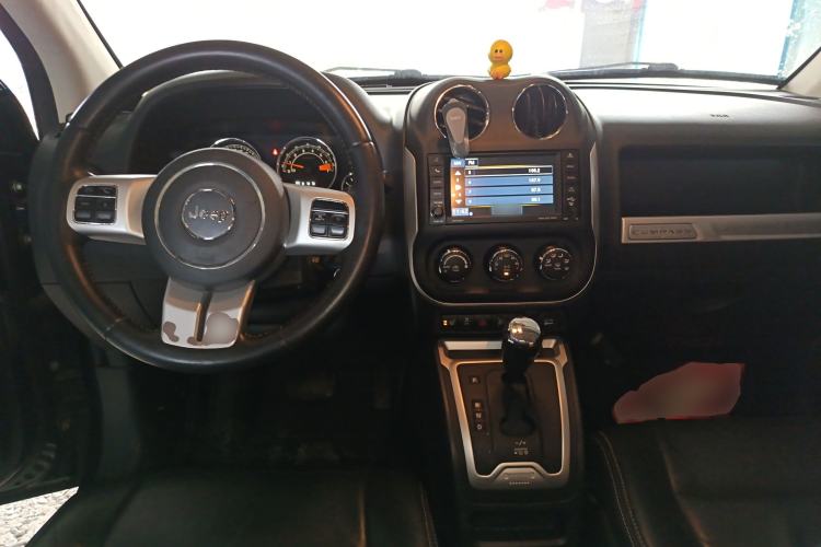 Used Jeep Compass 2014 2.0L two-wheel drive luxury version Center Console
