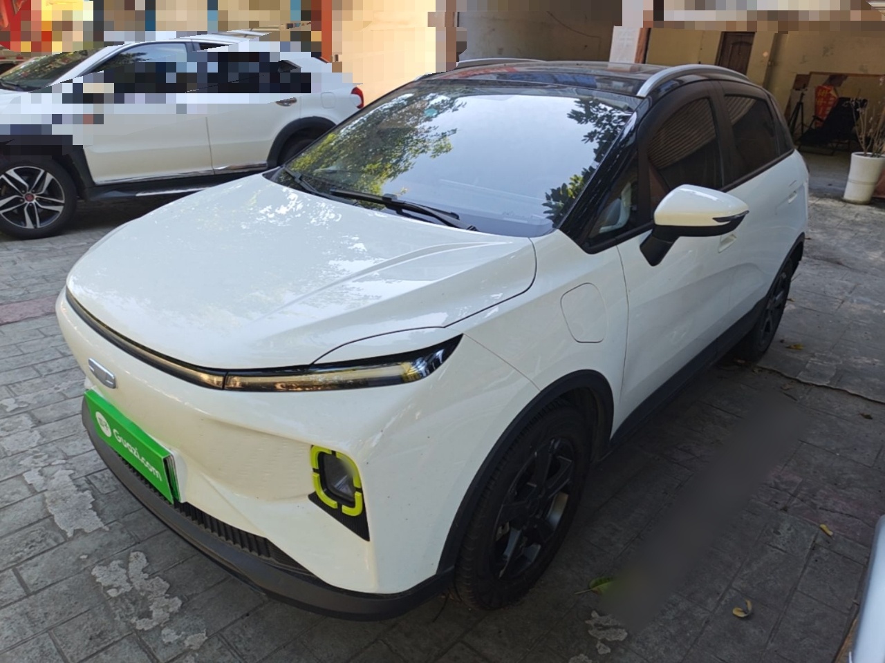 Под передней частью автомобиля