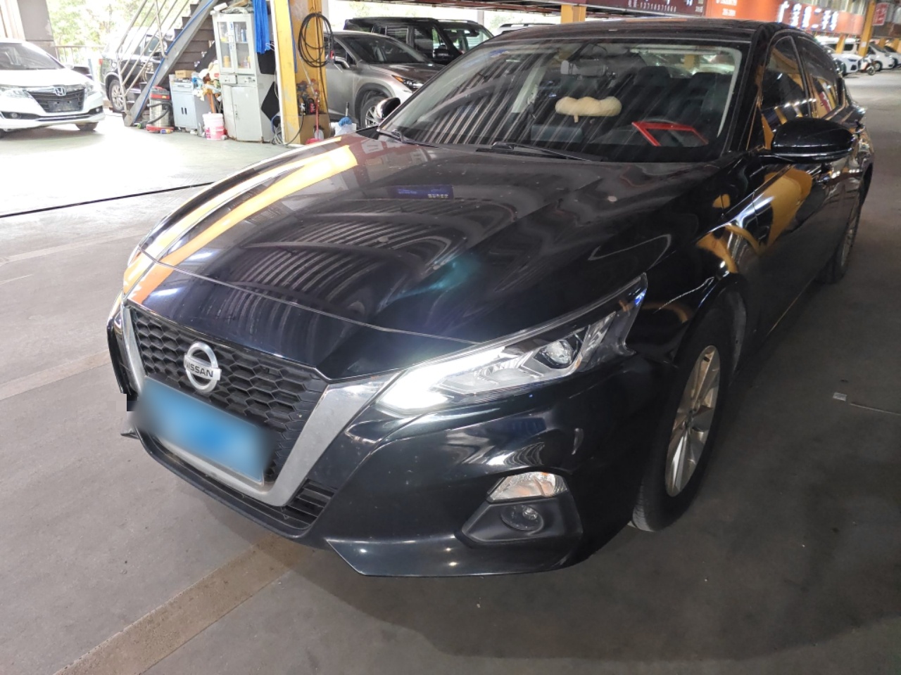 تحت مقدمة السيارة