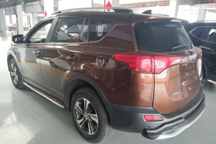 Used Toyota RAV4 2015 2.0L CVT Two-Wheel Drive Fashion Edition Rear Left 45 Deg