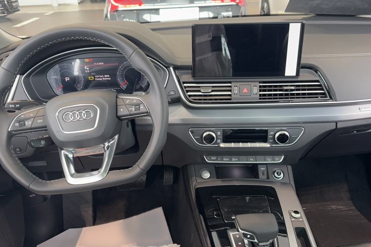 Used Audi Q5L 2025 Restyled 45th Anniversary Collector's Edition 40 TFSI Stylish and Dynamic Version Interior 3