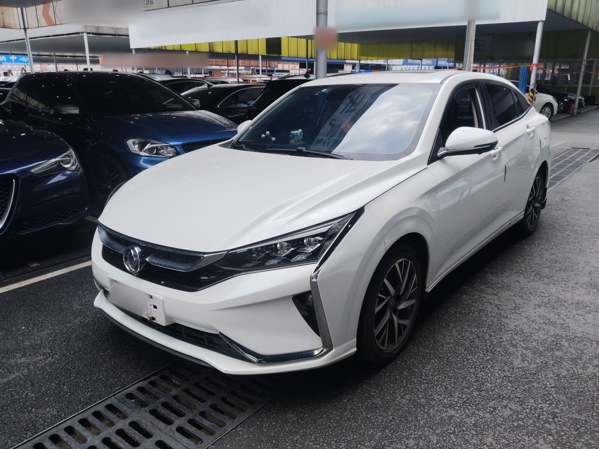 تحت مقدمة السيارة