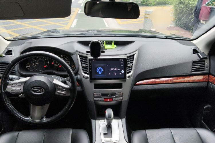 Used Subaru Outback 2010 2.5i Luxury Edition Center Console