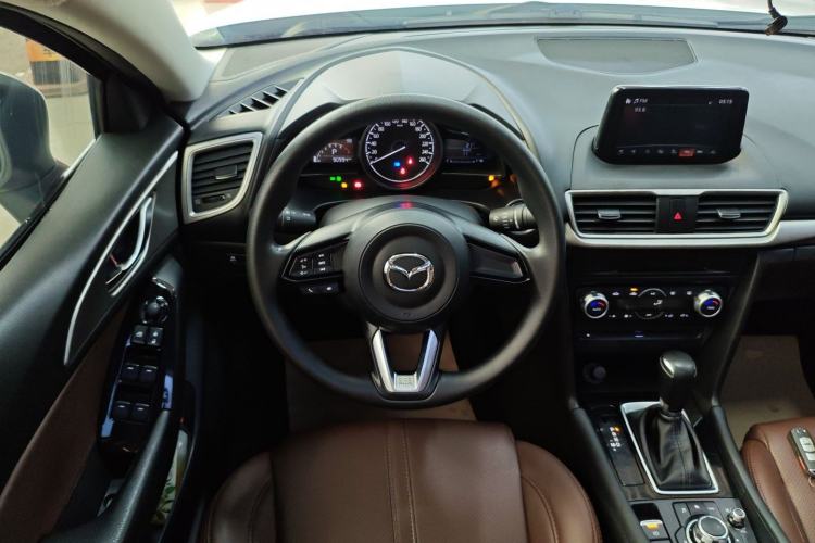 Used Mazda 3 Axela 2019 Cloud-Controlled Sedan 1.5L Automatic Luxury Model China VI Standard Steering Wheel