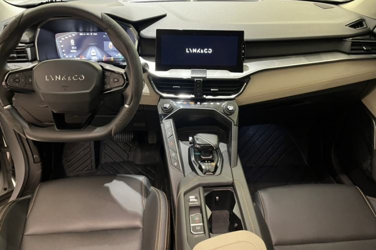 Used Lynk & Co 06 EM-P 2022 PHEV 84 km Range Pro Version Interior 1