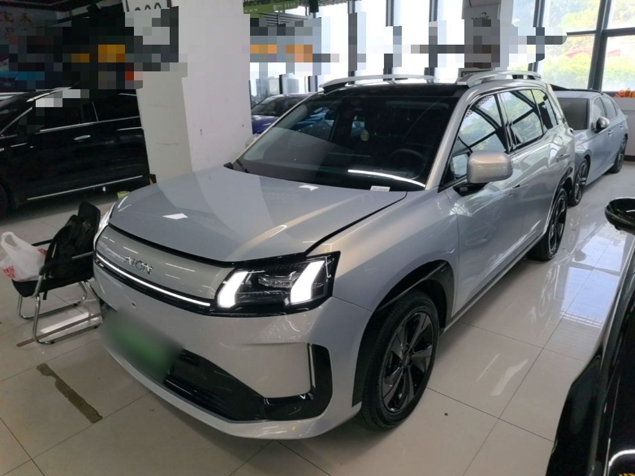 Под передней частью автомобиля