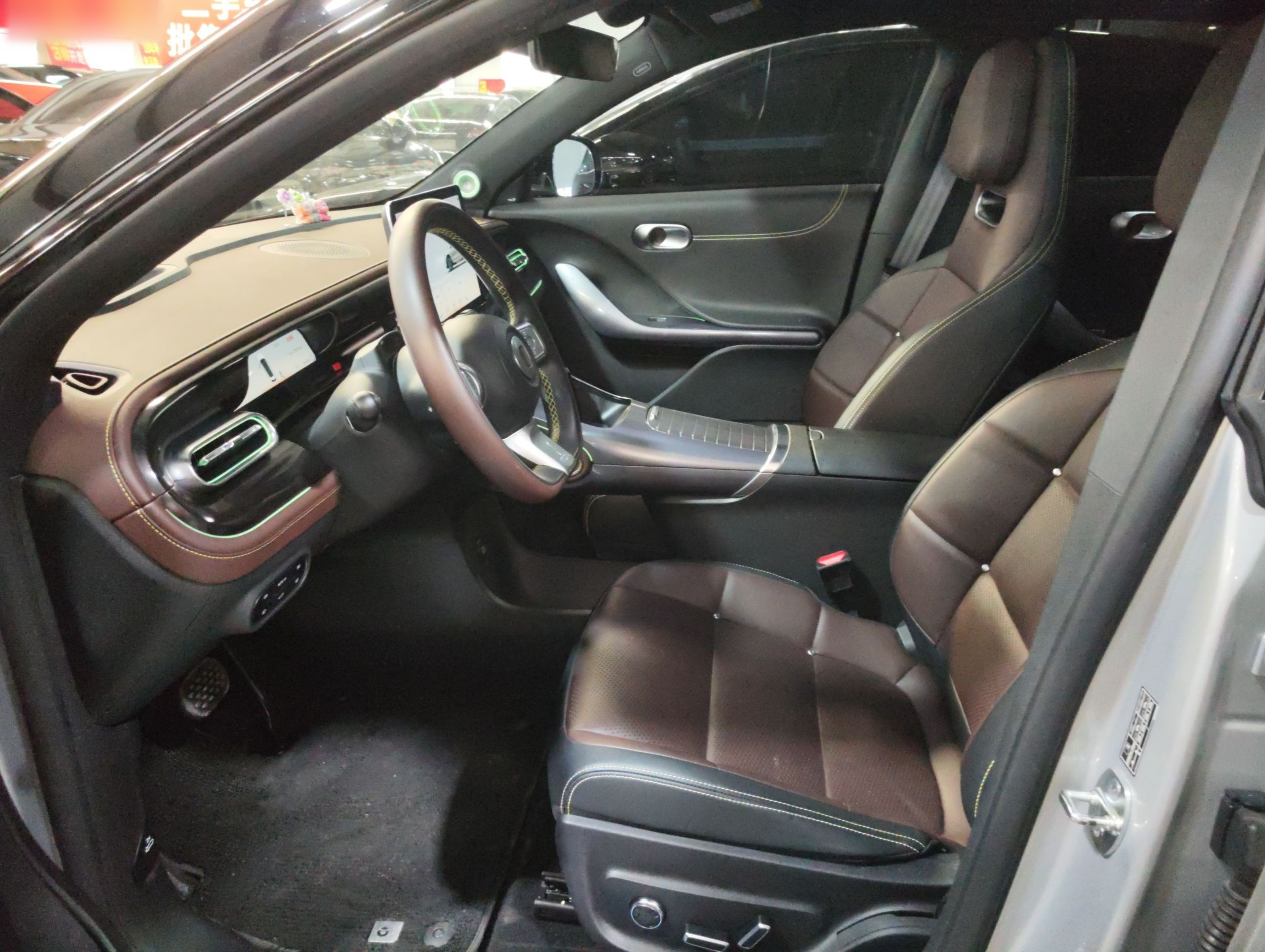 المقاعد الأمامية داخل السيارة