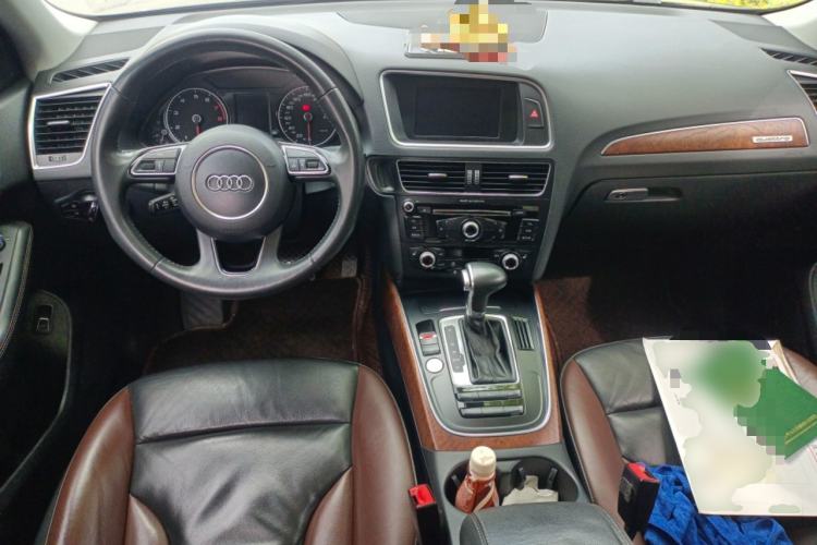 Used Audi Q5 2017 Plus 40 TFSI Technology Model Center Console