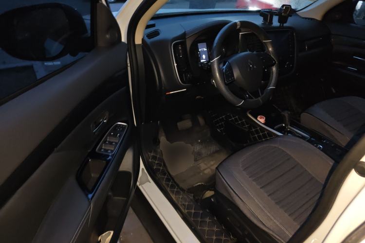 Used Mitsubishi Outlander 2019 2.4L 4x4 Zhi Xiang Edition 5 Seats China VI Standard
