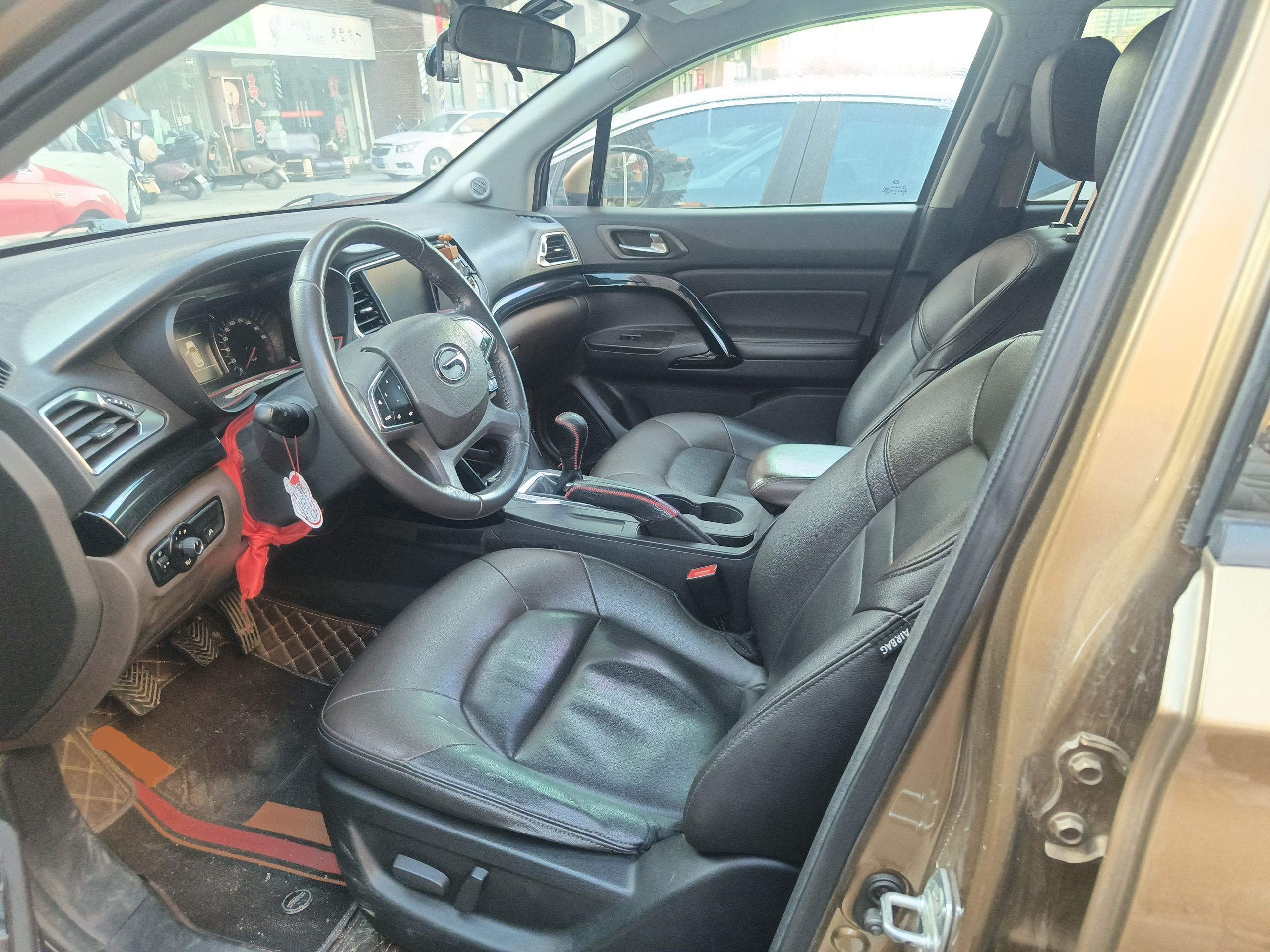 Переднее сиденье в автомобиле