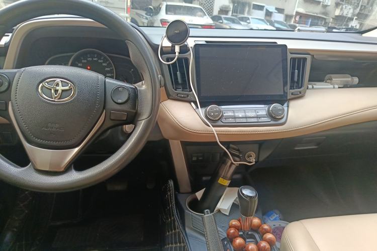 Used Toyota RAV4 2015 2.0L CVT Two-Wheel Drive Fashion Edition Center Console