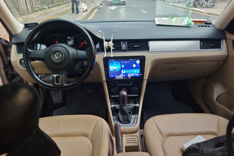Used Volkswagen Bora 2014 1.6L Automatic Comfort Model Center Console