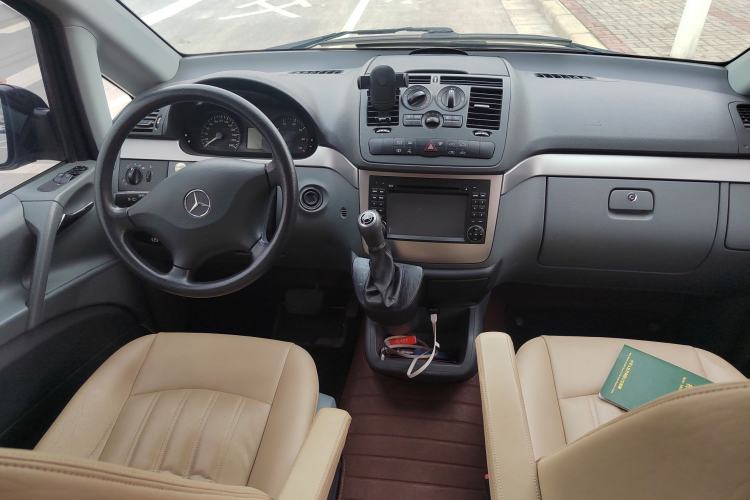 Used Mercedes-Benz Vito 2011 2.5L 7-seater executive version Center Console