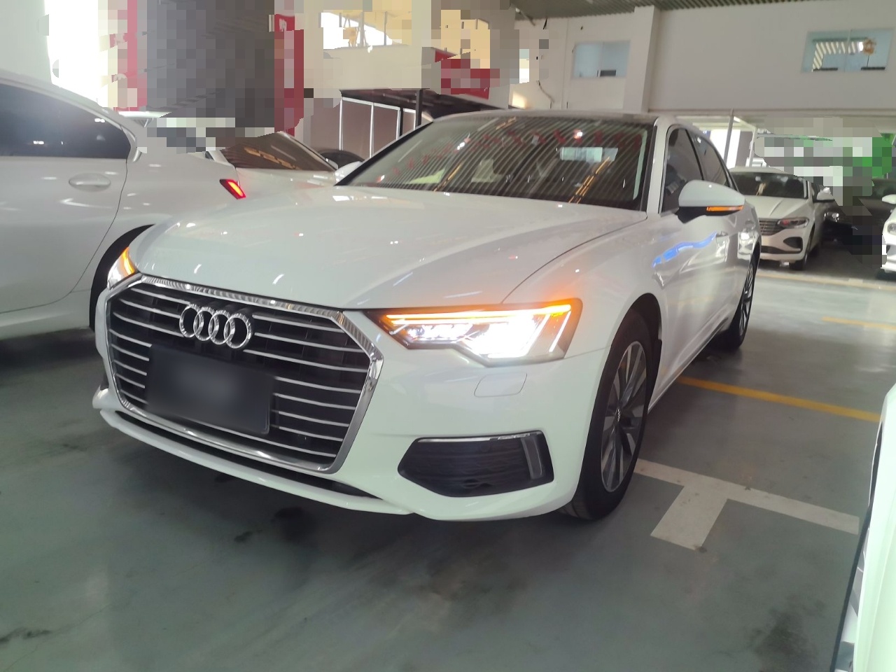 تحت مقدمة السيارة