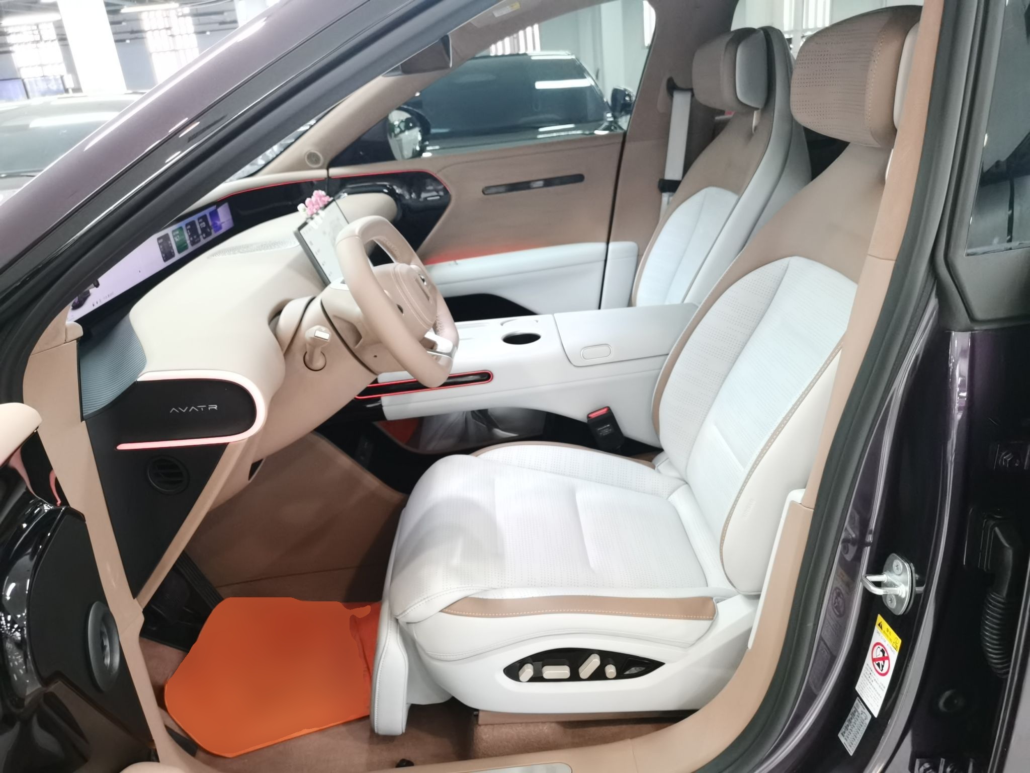 المقاعد الأمامية داخل السيارة