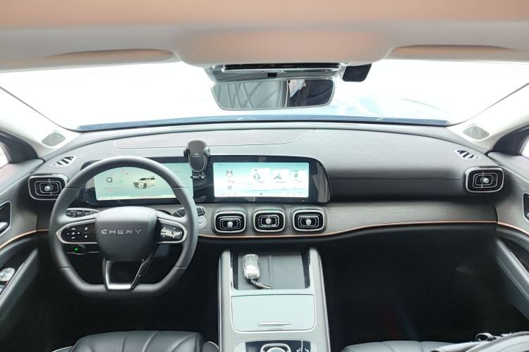 Used Chery Tiggo 9 2023 Updated Version 2.0T Dual-Clutch Two-Wheel Drive Leading Edition 5 Seats Center Console