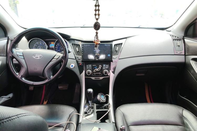 Used Hyundai Sonata 2013 2.4L Automatic Leading Edition China IV Standard Center Console