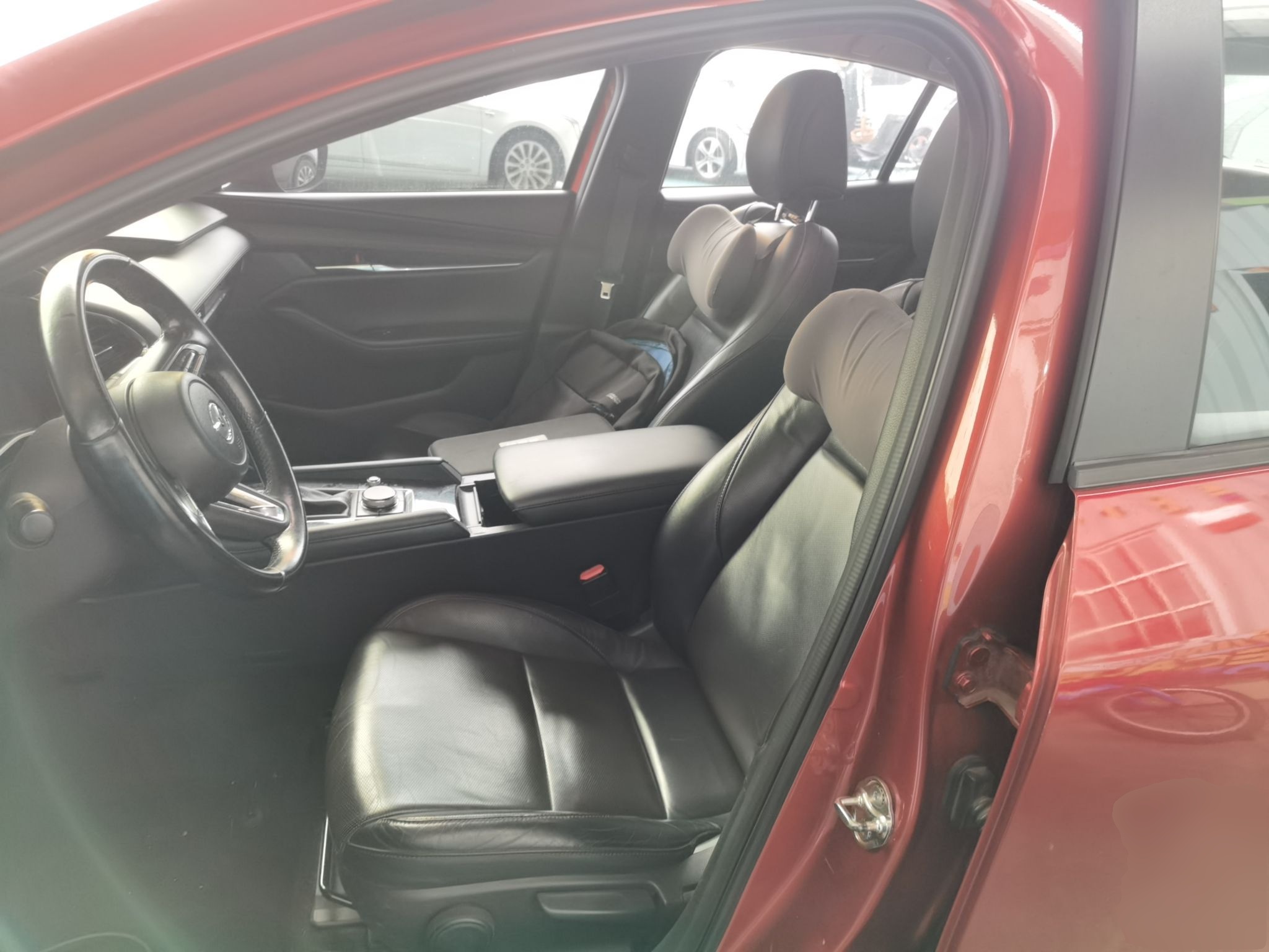 Переднее сиденье в автомобиле