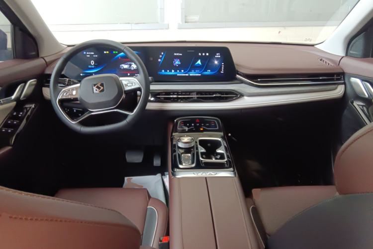 Used SOL QX 2021 300T DCT Prestige Smart Connectivity Version Center Console
