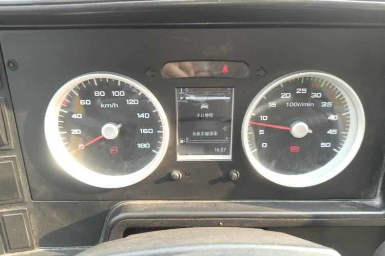 Used Iveco Daily 2021 2.8T V40 VAN厢式 Cargo Van 3-Seater Long Wheelbase Mid-Roof Design Dual Tires Manual Door