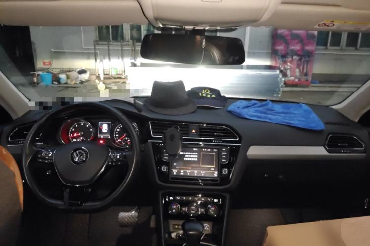 Used Volkswagen Tiguan L 2018 330TSI Automatic Two-Wheel Drive Luxury Edition Center Console