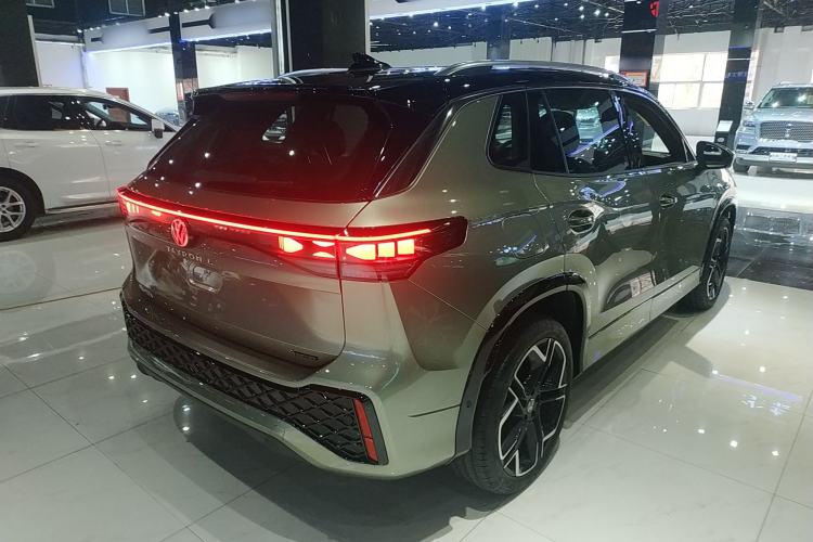 Used Volkswagen Tayron 2025 Tiguan L 380TSI 4Motion Luxury Easy Package Rear Right 45 Deg