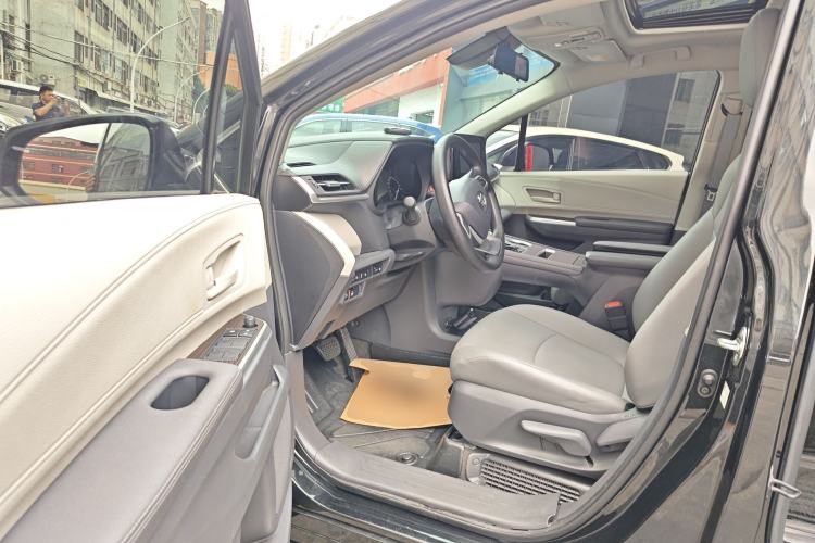 Used Toyota Granvia 2023 2.5L Hybrid Luxury Edition