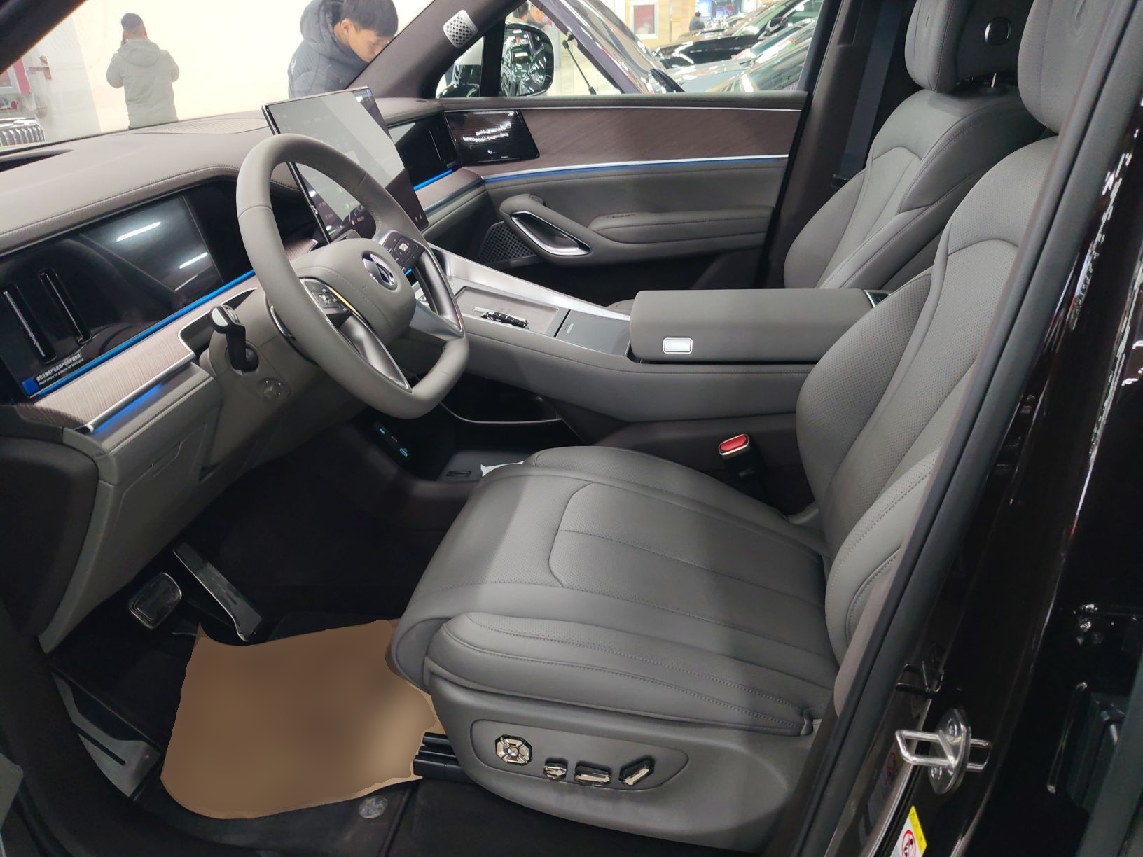 Переднее сиденье в автомобиле